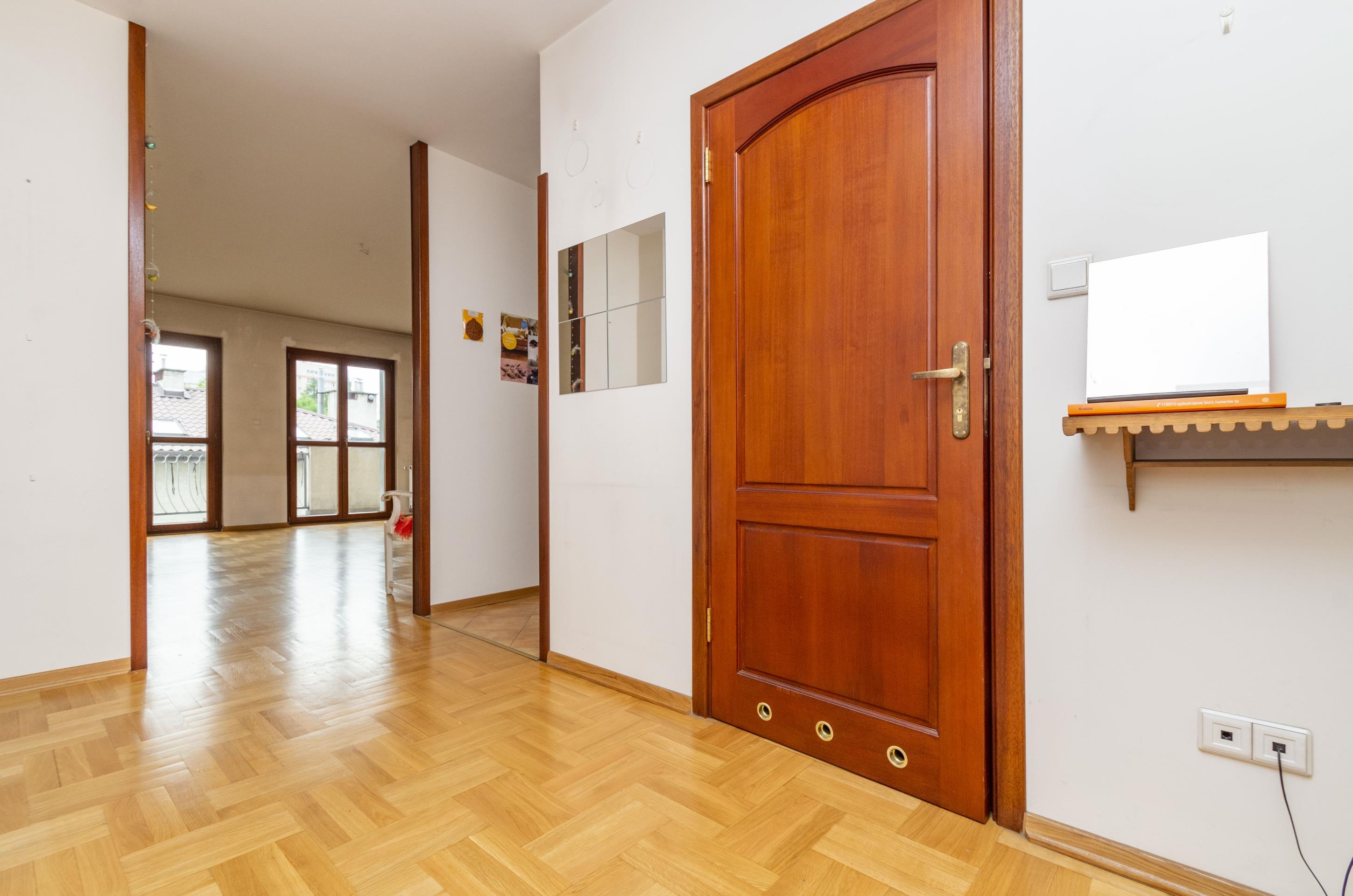 Spacious studio apartment on Bronowice, Villa Verona